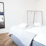 Beautiful And Bright 2-Bed With Private Balcony