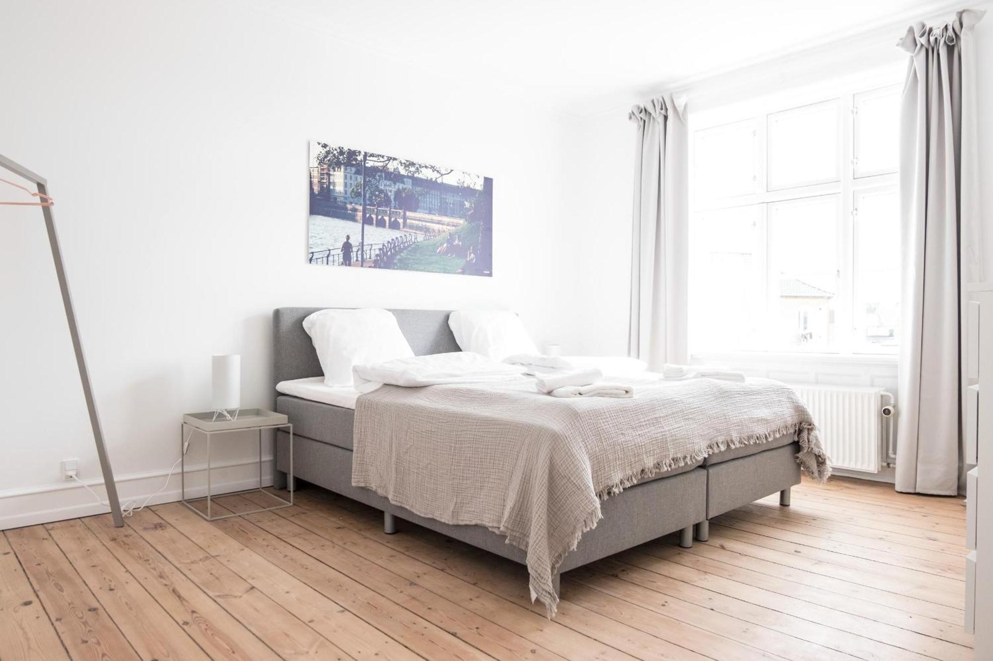 Beautiful And Bright 2-bed With Private Balcony *